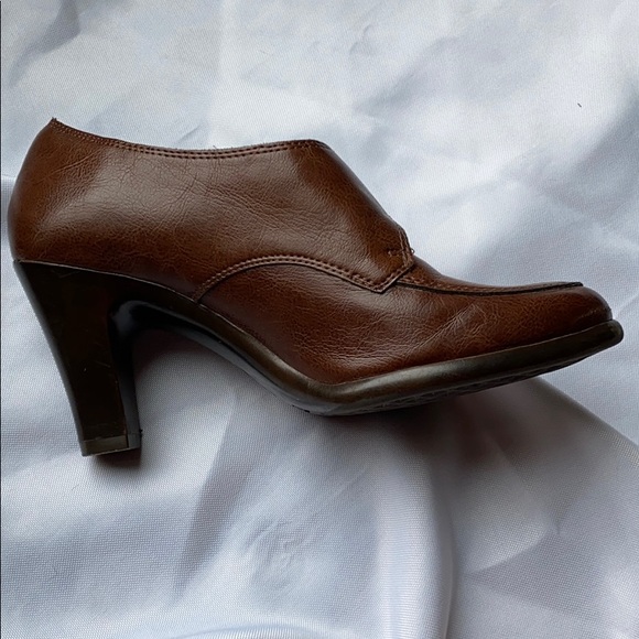 Brown Aerosoles Heels With Buckle Detail - Picture 2 of 7
